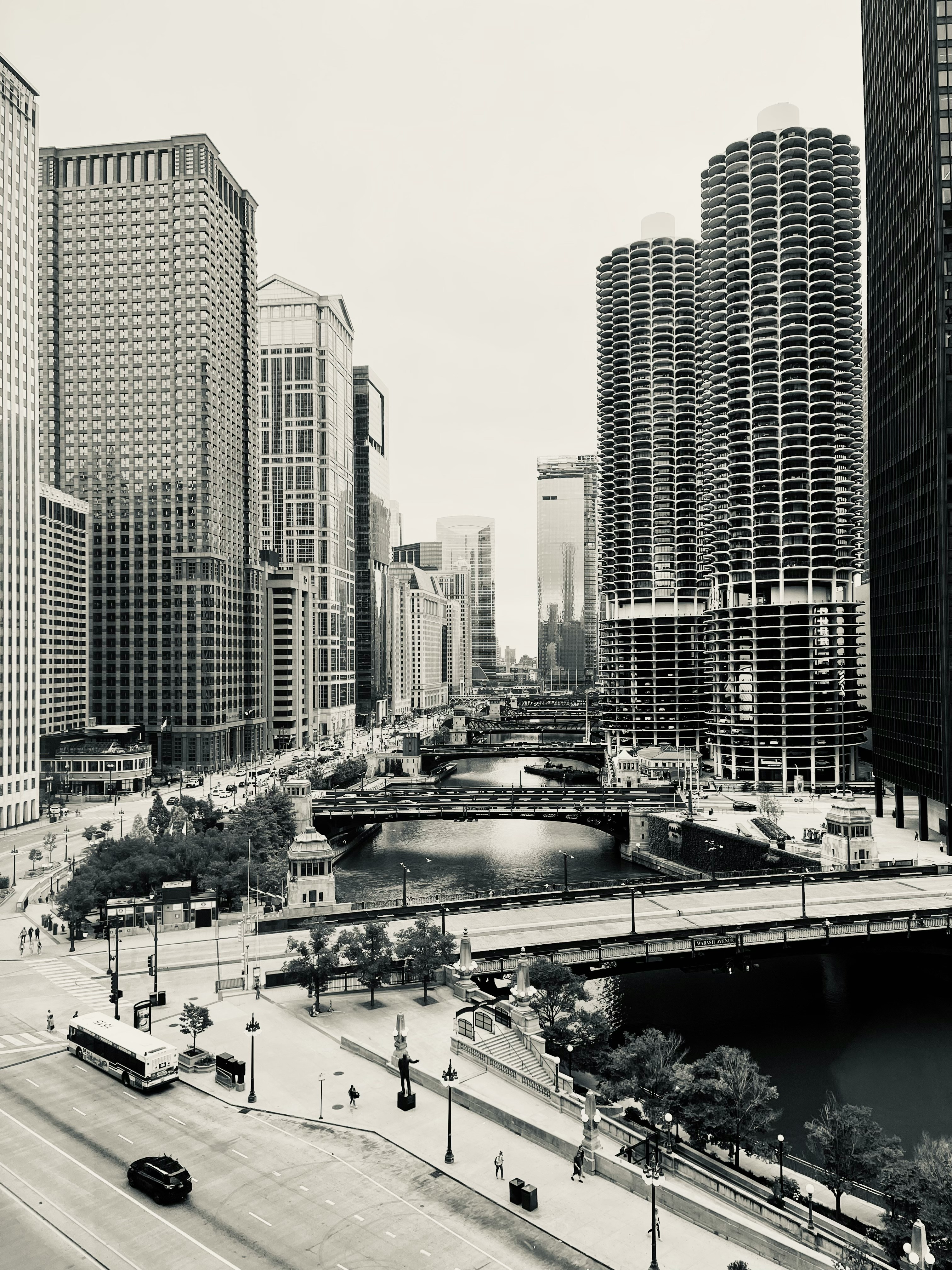 Black and white image of the marina towers and the Chicago river